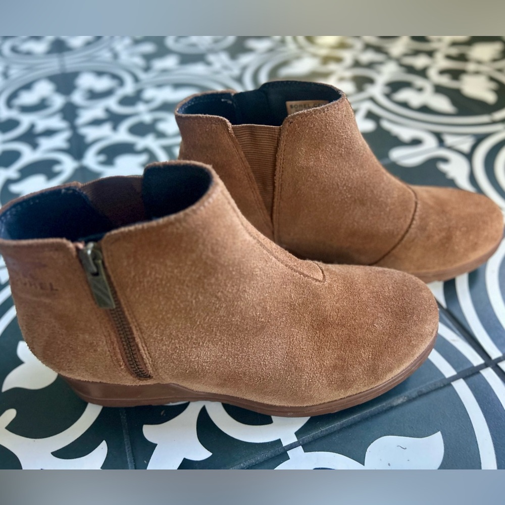 Sorel Evie zip-up tan suede wedge booties, size 9